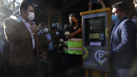 Inauguración de parqueo inteligente en Cochabamba