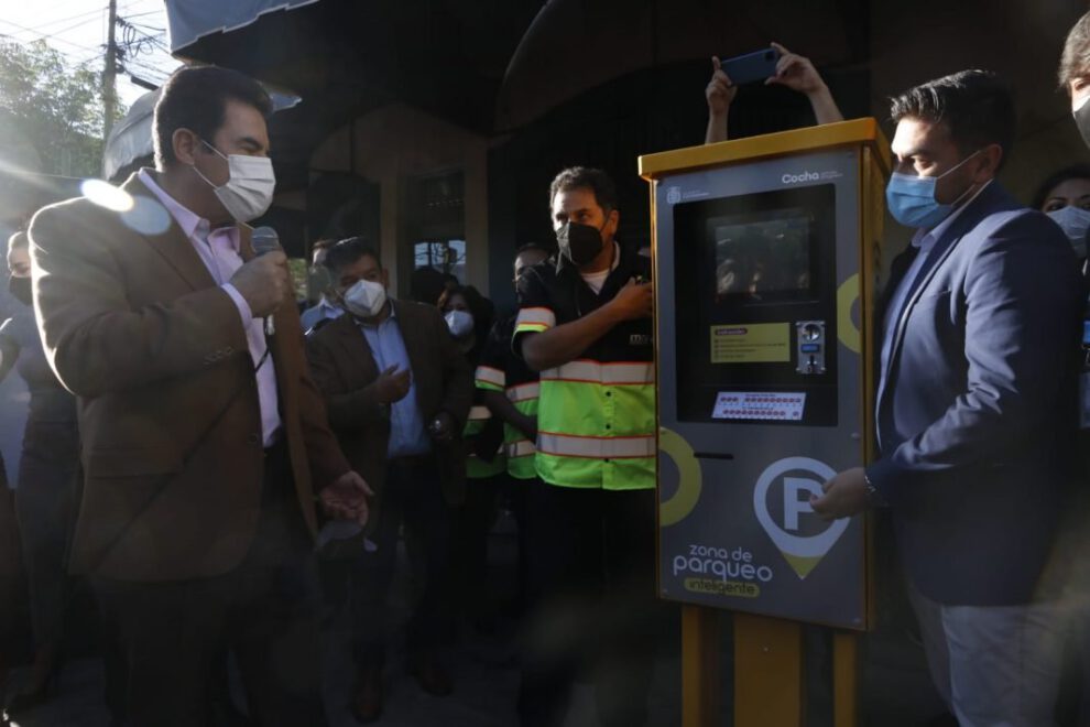 Inauguración de parqueo inteligente en Cochabamba