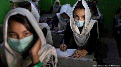 Niñas afganas retornan a las escuelas en Kunduz