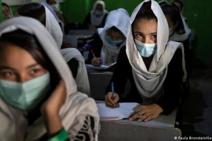 Niñas afganas retornan a las escuelas en Kunduz
