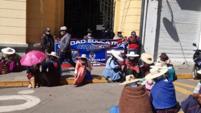 Colegio Ayacucho se moviliza en demanda de infraestructura