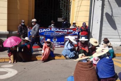 Colegio Ayacucho se moviliza en demanda de infraestructura