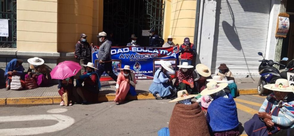 Colegio Ayacucho se moviliza en demanda de infraestructura