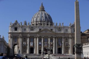 Curas acusados por presuntas violaciones en una residencia vaticana