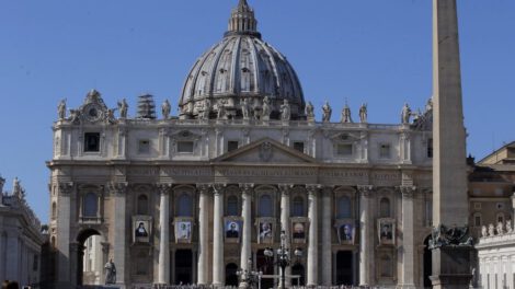Curas acusados por presuntas violaciones en una residencia vaticana