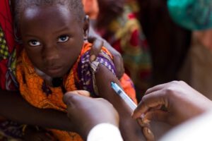 Niño africano recibiendo la vacuna contra la malaria