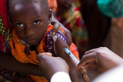 Niño africano recibiendo la vacuna contra la malaria