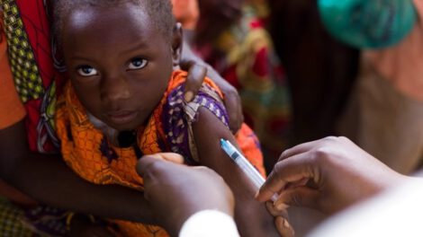 Niño africano recibiendo la vacuna contra la malaria