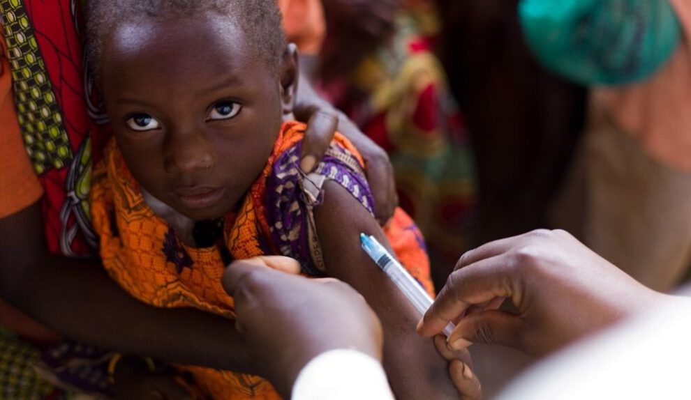 Niño africano recibiendo la vacuna contra la malaria