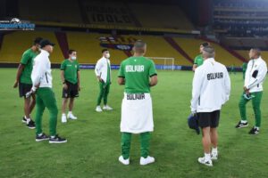 Selección boliviana lista para el partido contra Ecuador en el estadio Monumental
