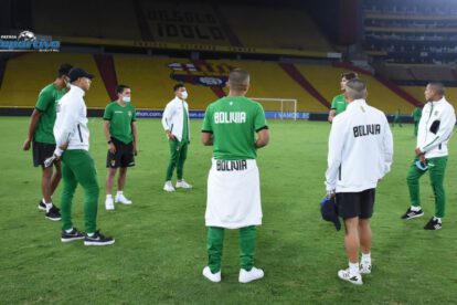 Selección boliviana lista para el partido contra Ecuador en el estadio Monumental