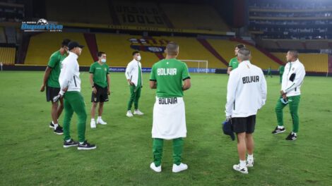 Selección boliviana lista para el partido contra Ecuador en el estadio Monumental