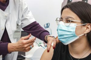 Mujer recibe la dosis anticovid
