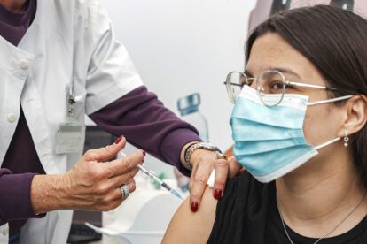 Mujer recibe la dosis anticovid