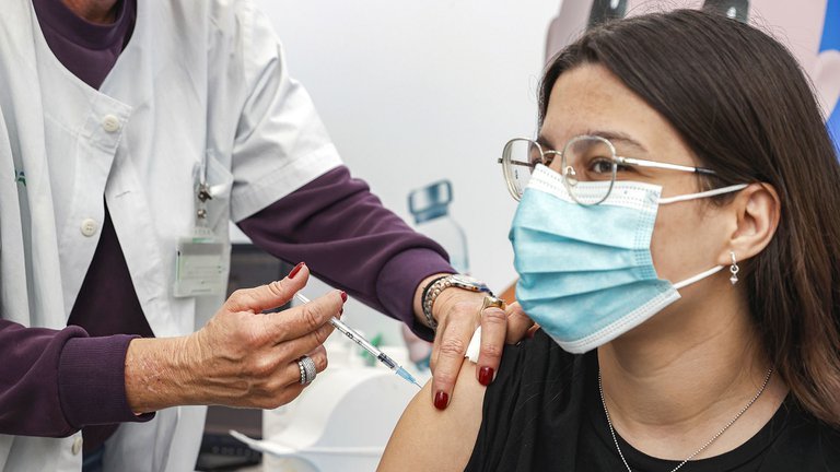 Mujer recibe la dosis anticovid