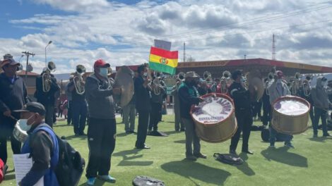 Santa Cecilia pide transporte con música y bloqueo