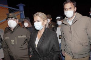 Congelamiento de cuentas de Añez