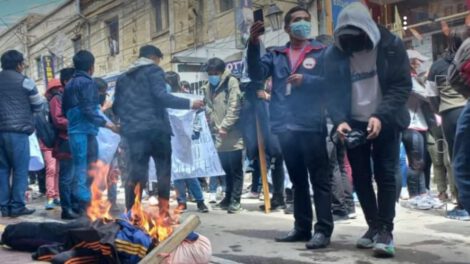 Estudiantes de Derecho UTO se movilizan pidiendo elecciones
