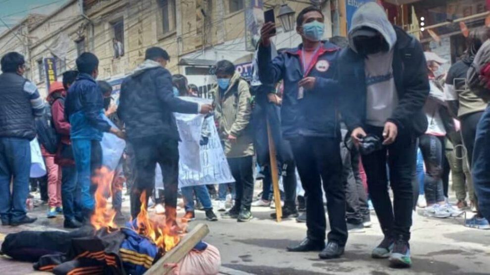 Estudiantes de Derecho UTO se movilizan pidiendo elecciones