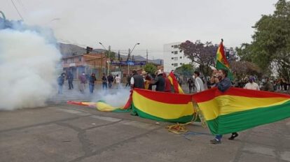 Enfrentamientos entre manifestantes y policías en Cochabamba