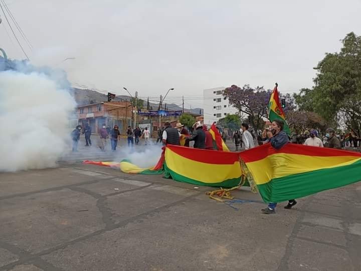 Enfrentamientos entre manifestantes y policías en Cochabamba