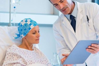 Paciente con cáncer recibiendo tratamiento contra el cáncer