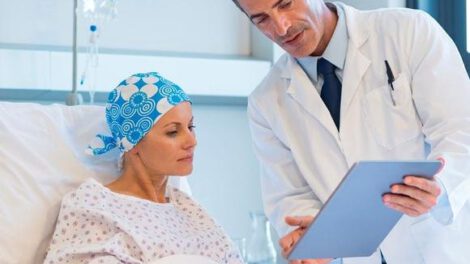 Paciente con cáncer recibiendo tratamiento contra el cáncer