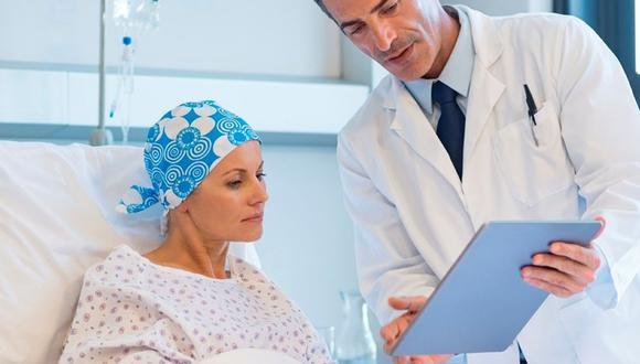 Paciente con cáncer recibiendo tratamiento contra el cáncer