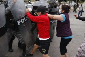 Paro cívico en Bolivia con bloqueos esporádicos y enfrentamientos