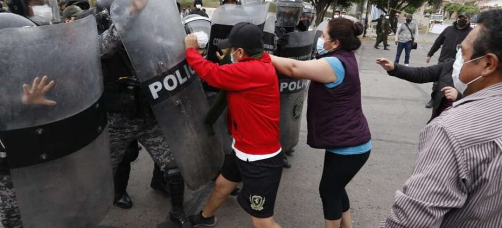 Paro cívico en Bolivia con bloqueos esporádicos y enfrentamientos