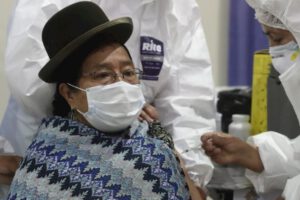 Una persona de la tercera edad recibiendo la vacuna contra el Covid-19
