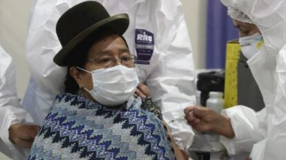 Una persona de la tercera edad recibiendo la vacuna contra el Covid-19
