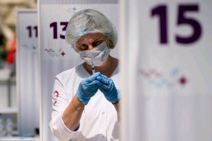 Personal de salud con la dosis anticovid Sputnik-V en Moscú