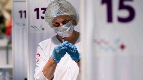 Personal de salud con la dosis anticovid Sputnik-V en Moscú