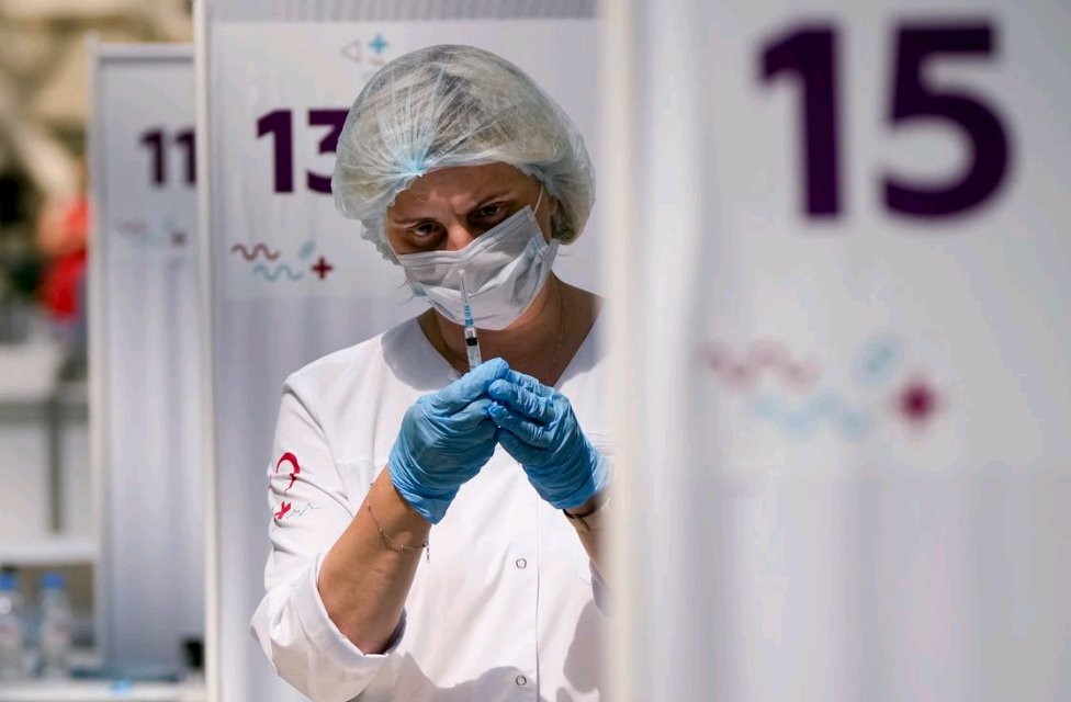 Personal de salud con la dosis anticovid Sputnik-V en Moscú
