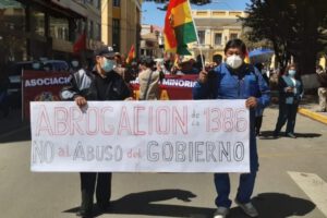 Marcha de comerciantes en Oruro contra la Ley 1386