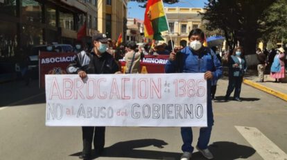 Marcha de comerciantes en Oruro contra la Ley 1386