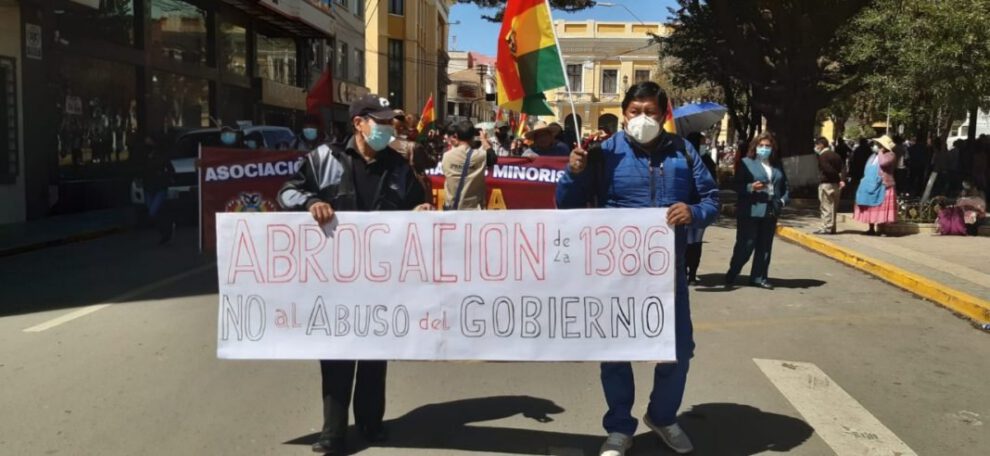 Marcha de comerciantes en Oruro contra la Ley 1386