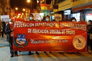 Protesta de maestros urbanos en Oruro contra la Ley 1386 y el proyecto de ley 218