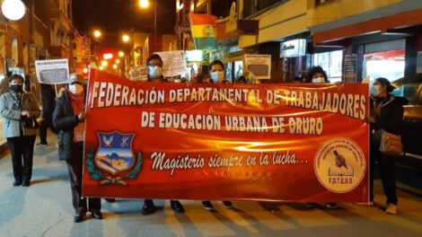 Protesta de maestros urbanos en Oruro contra la Ley 1386 y el proyecto de ley 218