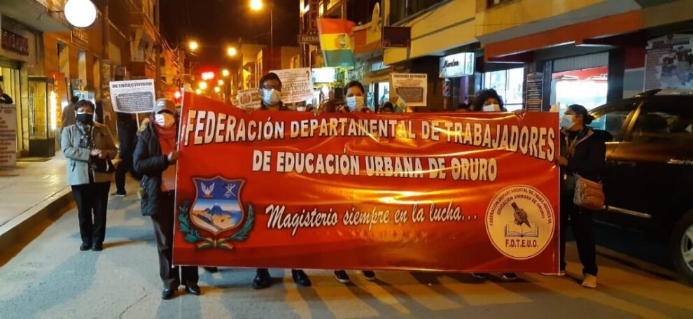 Protesta de maestros urbanos en Oruro contra la Ley 1386 y el proyecto de ley 218