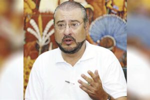 Rómulo Calvo califica de trapo a la Wiphala