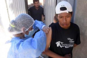 Vacunación casa por casa para niños menores de cinco años en Cochabamba