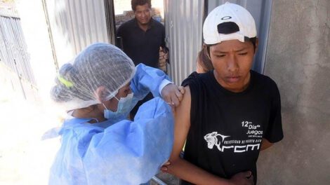 Vacunación casa por casa para niños menores de cinco años en Cochabamba
