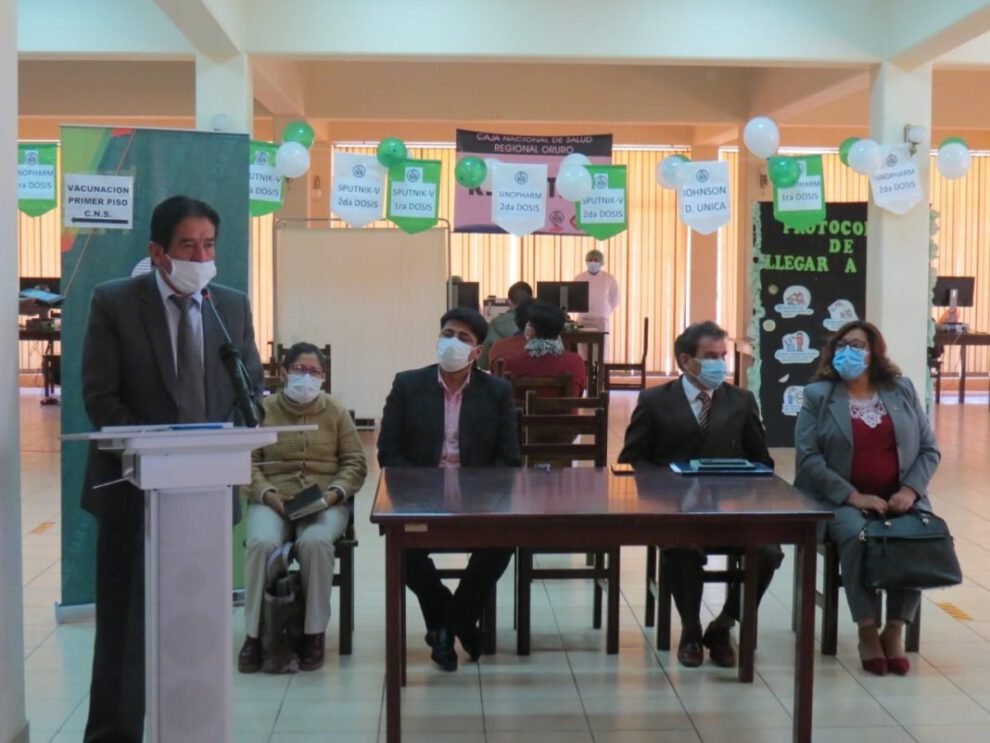 Vacunación Covid-19 en el centro masivo de la CNS Oruro
