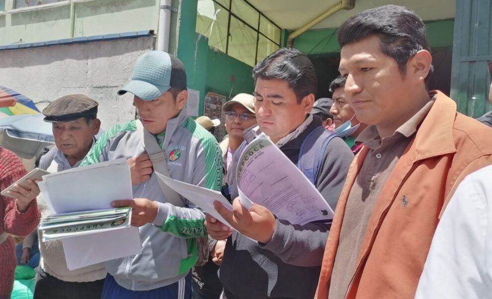 Adepcoca marcha contra tercer mercado