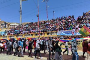 Masiva marcha en desagravio a la Wiphala