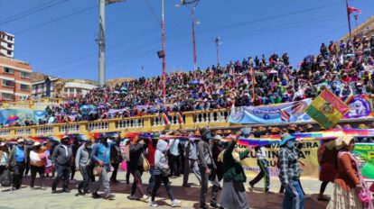Masiva marcha en desagravio a la Wiphala