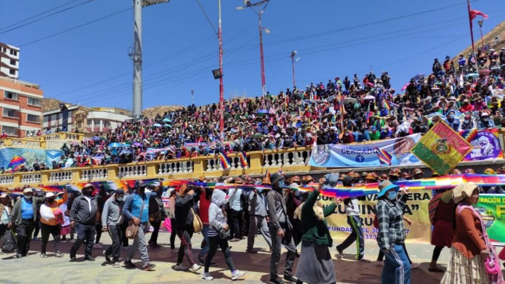 Masiva marcha en desagravio a la Wiphala