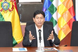 Debate público sobre símbolos patrios entre Edgar Montaño y Rómulo Calvo